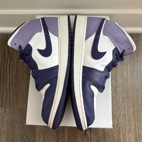 Air Jordan 1 Mid Shoes. Big kids size 7, Women’s size 8.5 - Picture 5 of 6